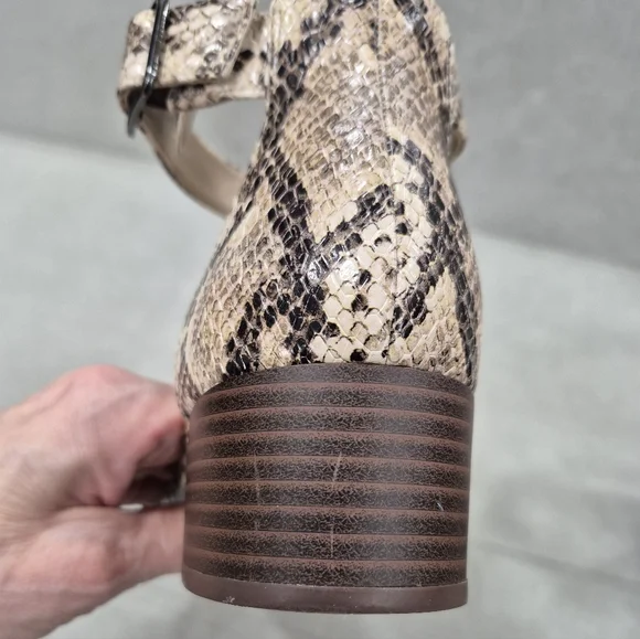 Clarks sandals women's 10 cream black snake embossed padded ankle strap low heel - Picture 14 of 14